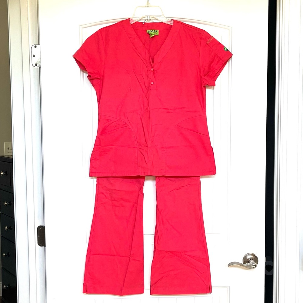 Womens crocs scrub set- small top, xs bottoms, good condition smoke free home